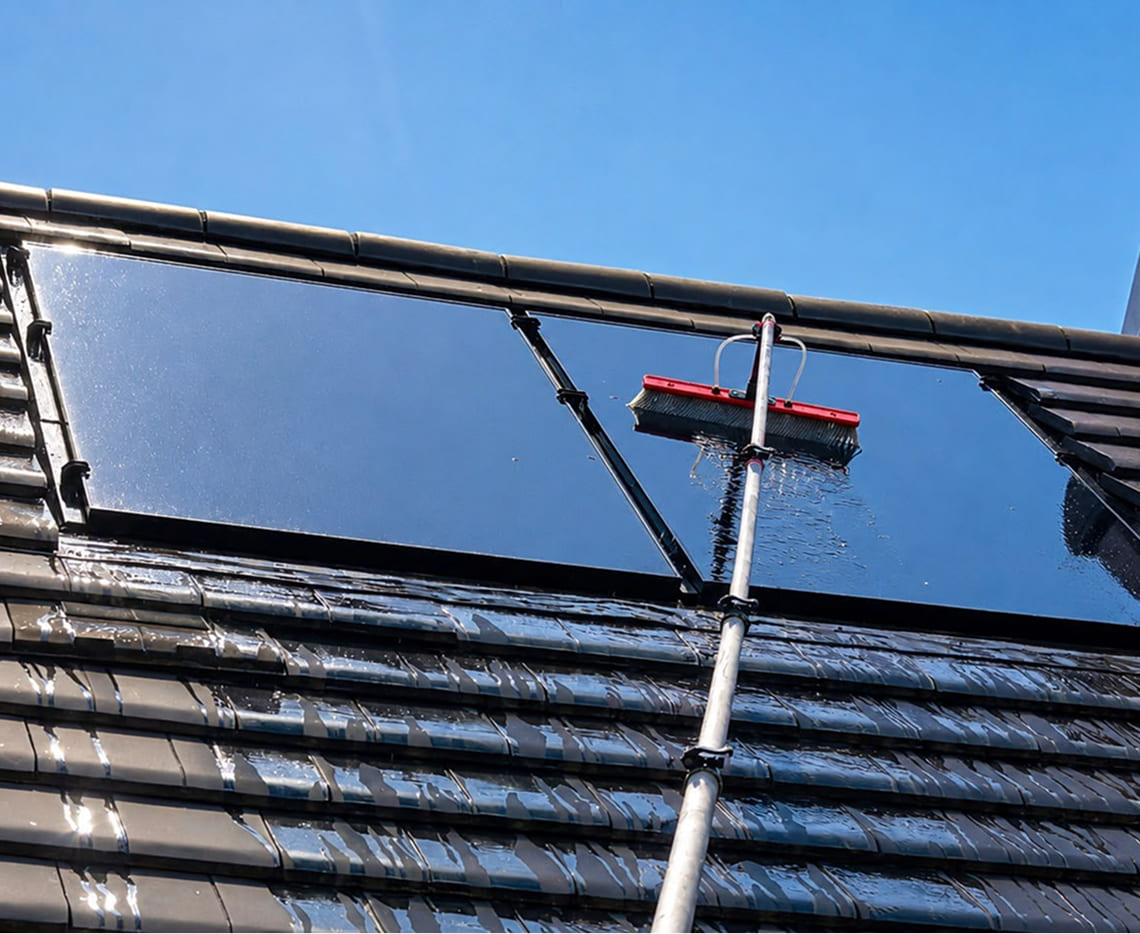 solar panel cleaning img